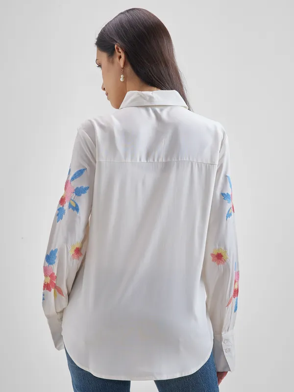 ESPYR By Tokyo Talkies Women Off White Embroidered Casual Shirt
