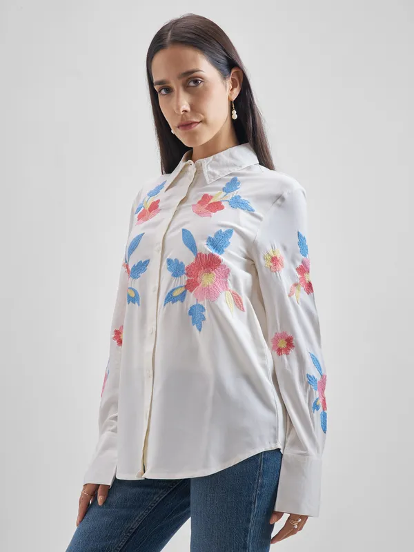 ESPYR By Tokyo Talkies Women Off White Embroidered Casual Shirt