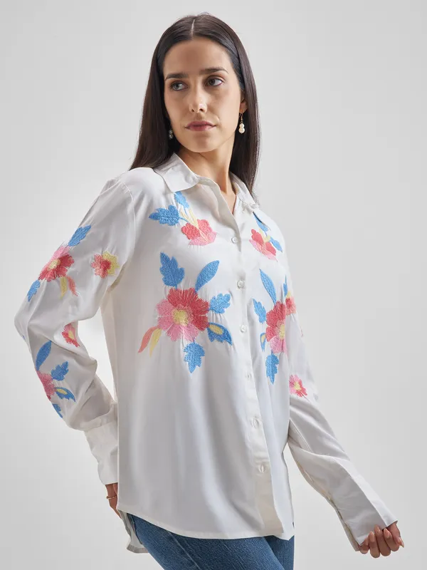 ESPYR By Tokyo Talkies Women Off White Embroidered Casual Shirt