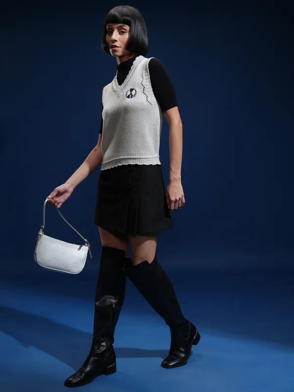 Tokyo Talkies Women Grey V-Neck Sweater