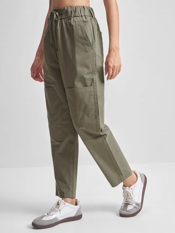 Tokyo Talkies Women Olive Solid Straight Fit Regular Trouser