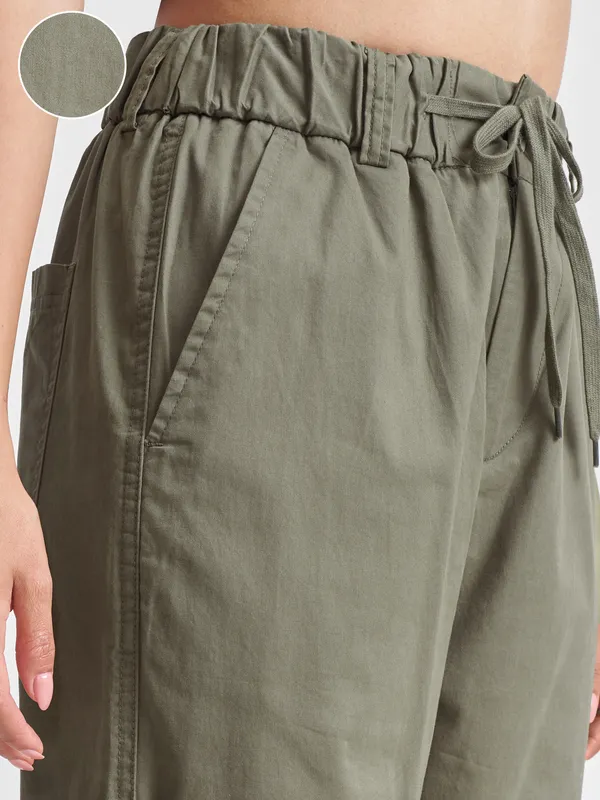 Tokyo Talkies Women Olive Solid Straight Fit Regular Trouser