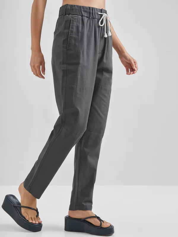 Street By Tokyo Talkies Women Black Solid Straight Fit Casual Trouser