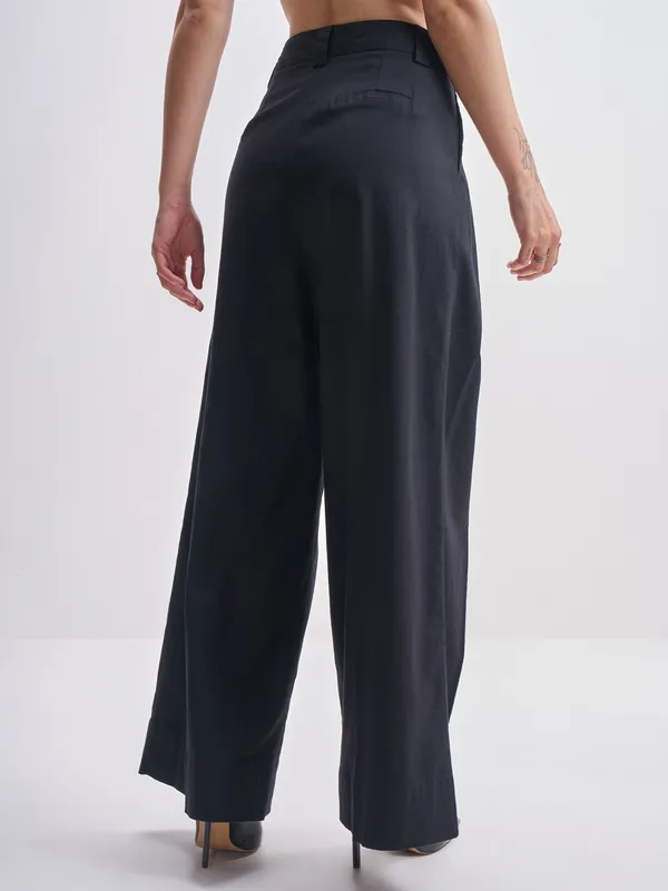 Tokyo Talkies Women Black SOlid Regular Fit Casual Trouser