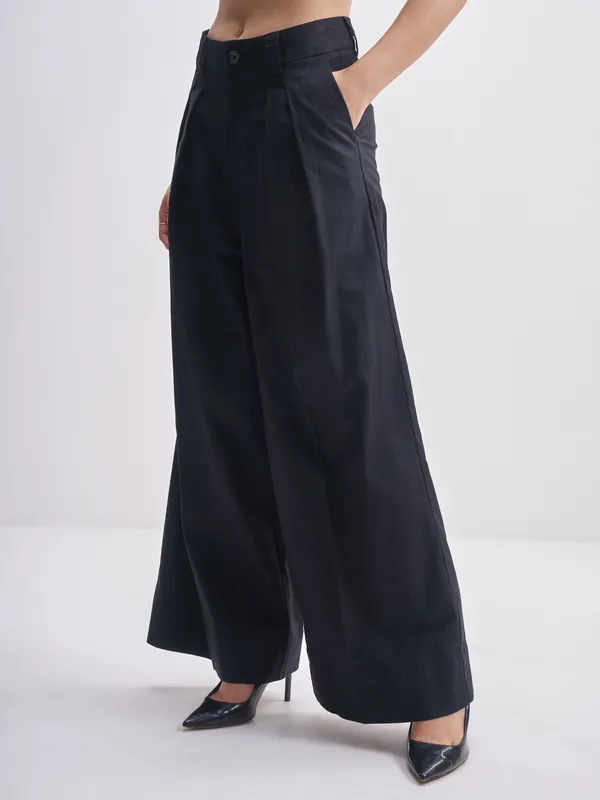 Tokyo Talkies Women Black SOlid Regular Fit Casual Trouser