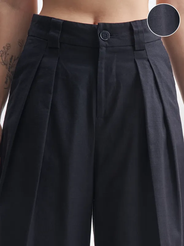 Tokyo Talkies Women Black SOlid Regular Fit Casual Trouser