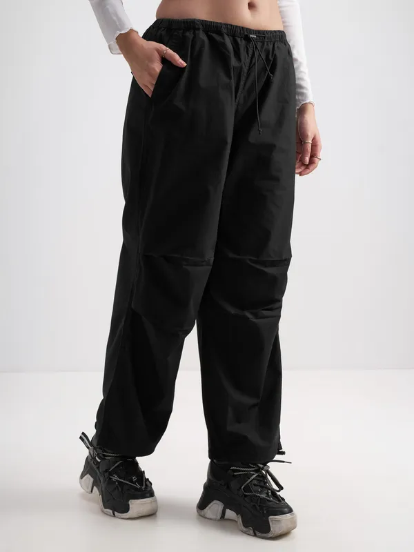 Tokyo Talkies Women Black Solid Relaxed Fit Cargos