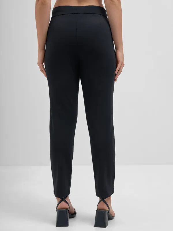 Tokyo Talkies Women Black Solid Slim Fit Regular Trouser