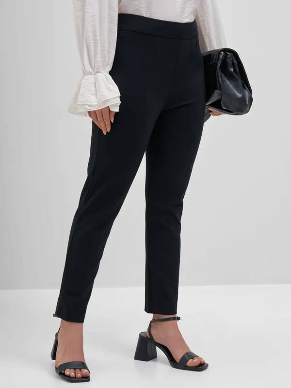 Tokyo Talkies Women Black Solid Slim Fit Regular Trouser