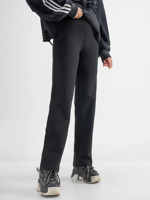 Tokyo Talkies Women Black Solid Straight Fit Regular Trouser