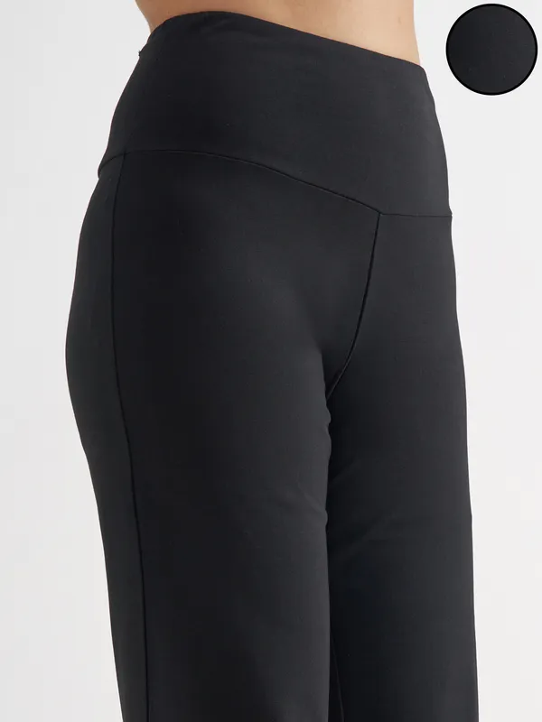 Tokyo Talkies Women Black Solid Straight Fit Regular Trouser