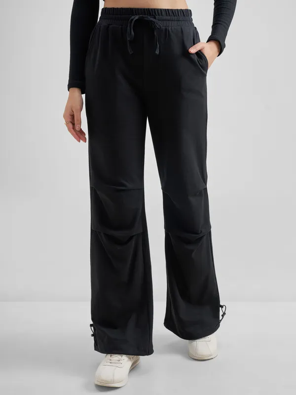 Tokyo Talkies Women Black Solid Relaxed Fit Regular Trouser