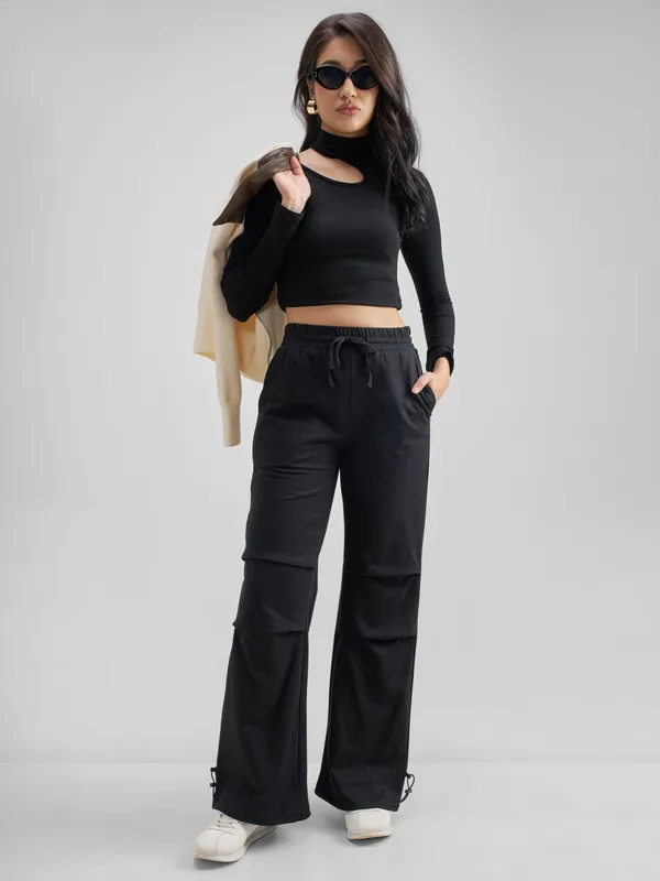 Tokyo Talkies Women Black Solid Relaxed Fit Regular Trouser