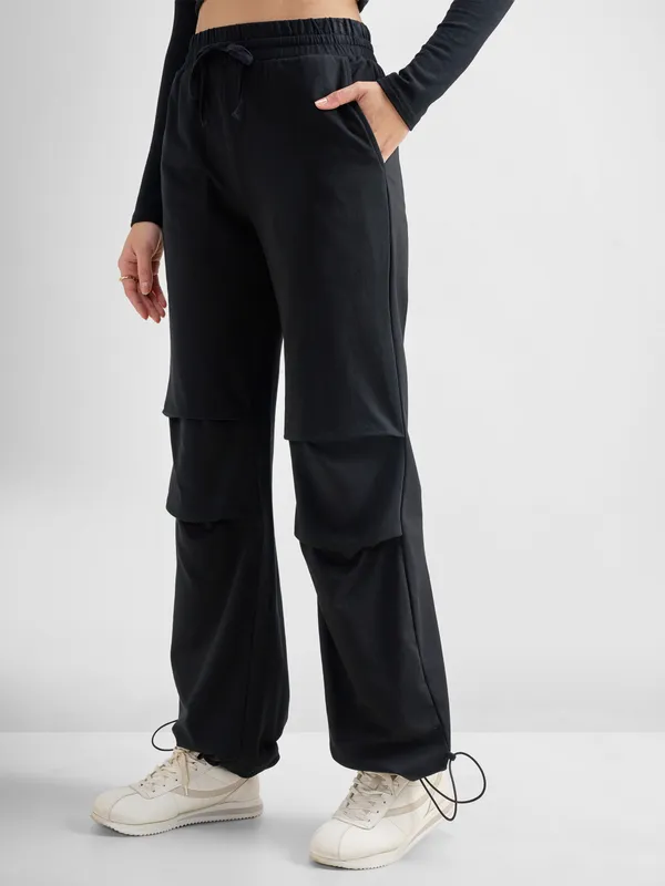 Tokyo Talkies Women Black Solid Relaxed Fit Regular Trouser