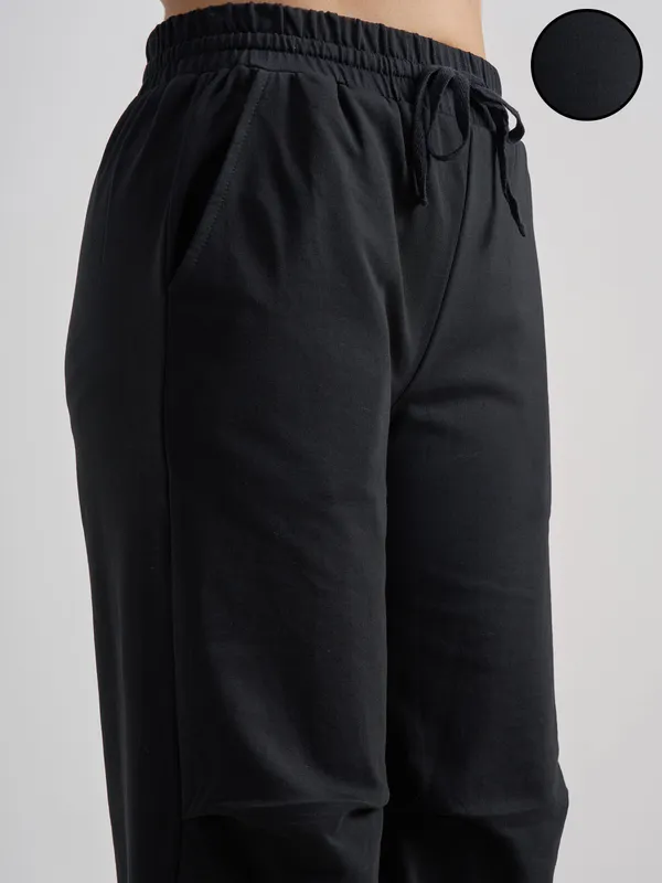 Tokyo Talkies Women Black Solid Relaxed Fit Regular Trouser