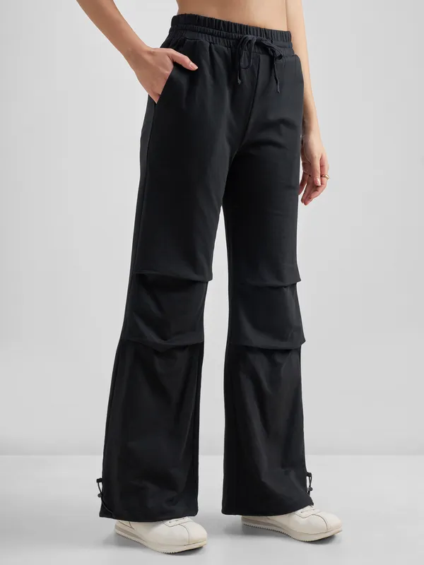 Tokyo Talkies Women Black Solid Relaxed Fit Regular Trouser