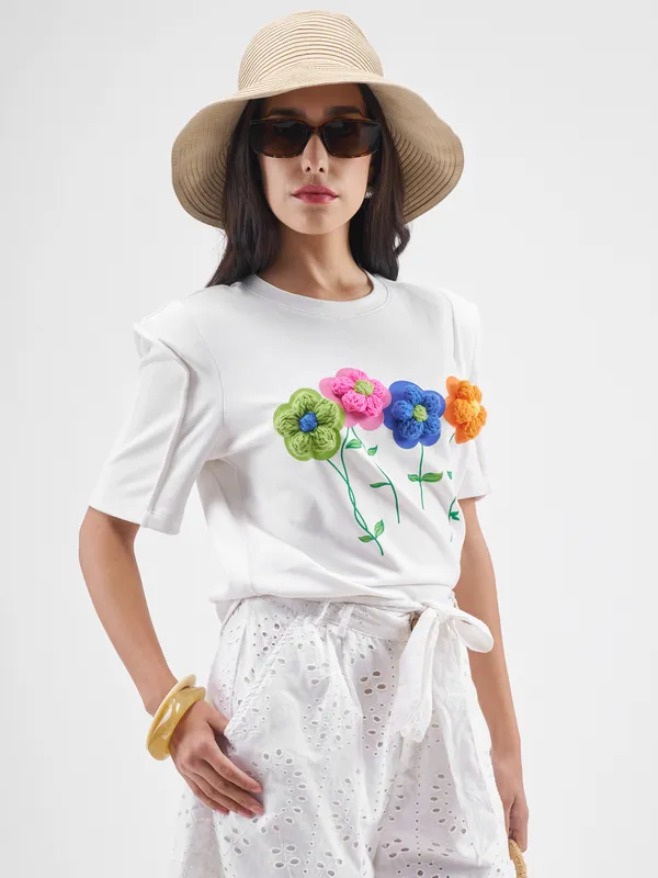 Tokyo Talkies Women White Applique Round Neck T-Shirt