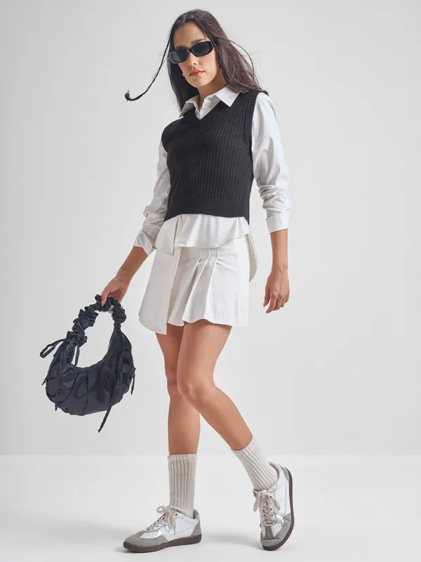  Tokyo Talkies Women Black V-Neck Sweaters