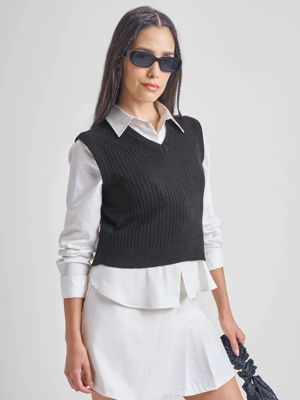  Tokyo Talkies Women Black V-Neck Sweaters