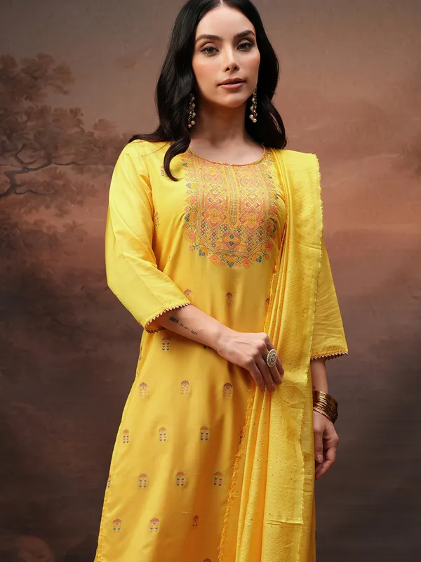 Women Kurta With Palazzos & Dupatta