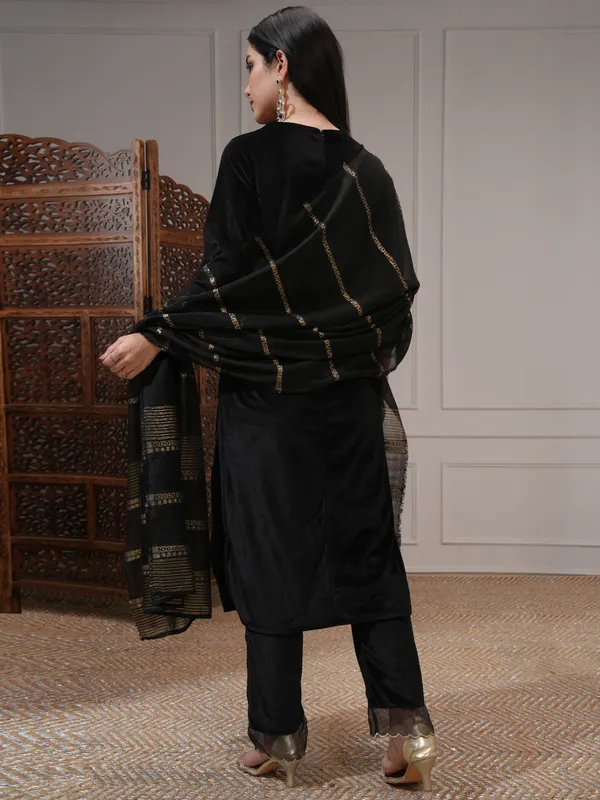 Vishudh Women Black Embroidered Kurta With Trouser And Dupatta