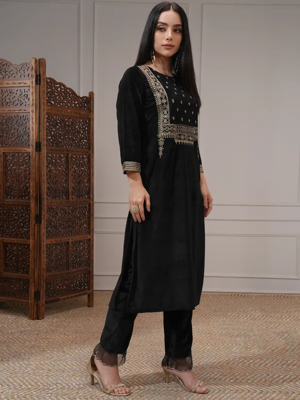 Vishudh Women Black Embroidered Kurta With Trouser And Dupatta