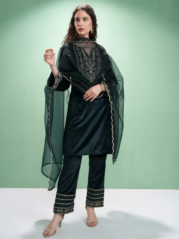 Vishudh Women Green Embroidered Kurta With Trousers And Dupatta