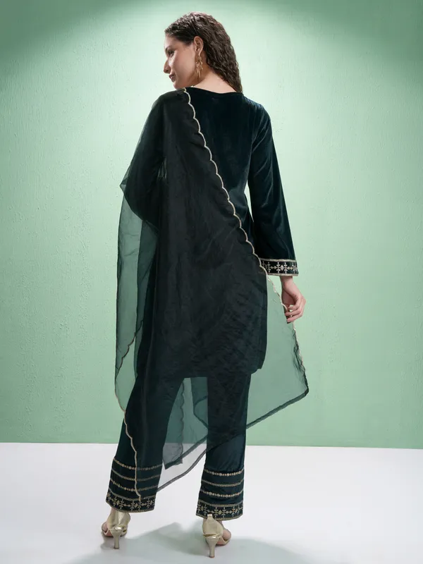 Vishudh Women Green Embroidered Kurta With Trousers And Dupatta