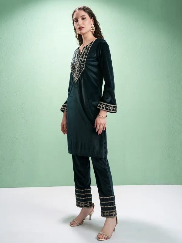 Vishudh Women Green Embroidered Kurta With Trousers And Dupatta