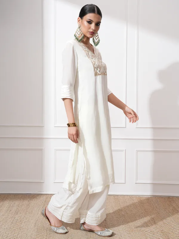 Vishudh Women Off White Embroidered Kurta With Trousers And Dupatta