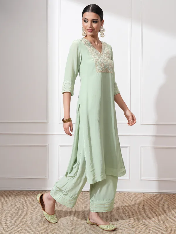 Vishudh Women Green Embroidered Kurta With Trousers And Dupatta