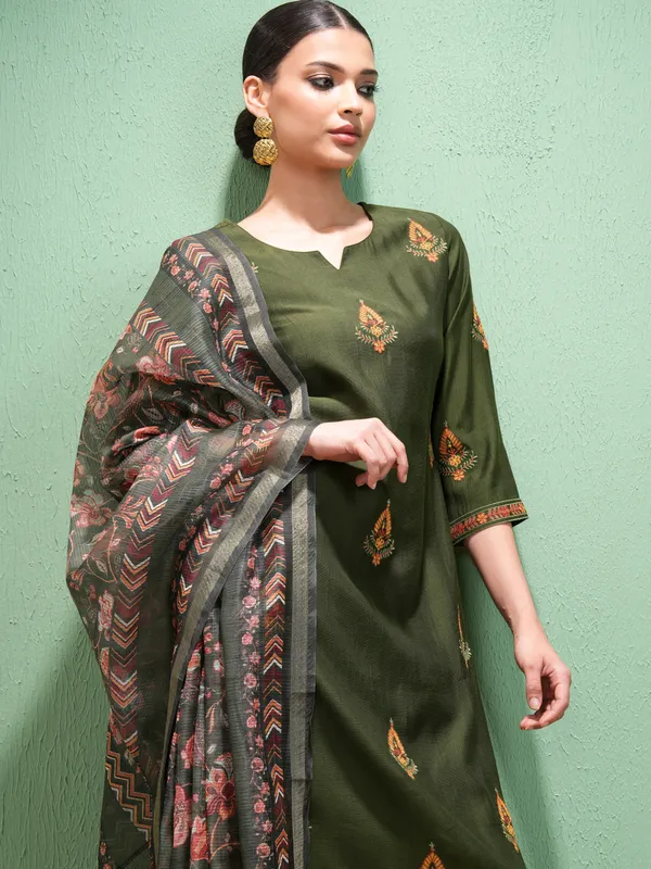 Vishudh Women Green Embroidered Kurta With Trousers And Dupatta