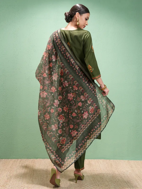 Vishudh Women Green Embroidered Kurta With Trousers And Dupatta