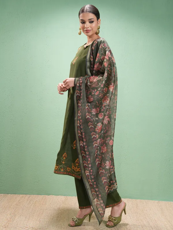 Vishudh Women Green Embroidered Kurta With Trousers And Dupatta