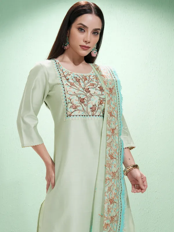 Women Kurta With Palazzos & Dupatta