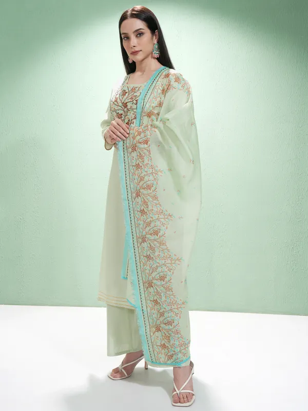 Women Kurta With Palazzos & Dupatta