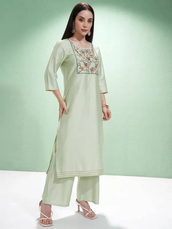 Women Kurta With Palazzos & Dupatta