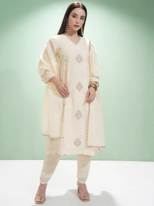 Women Kurta With Trousers & Dupatta