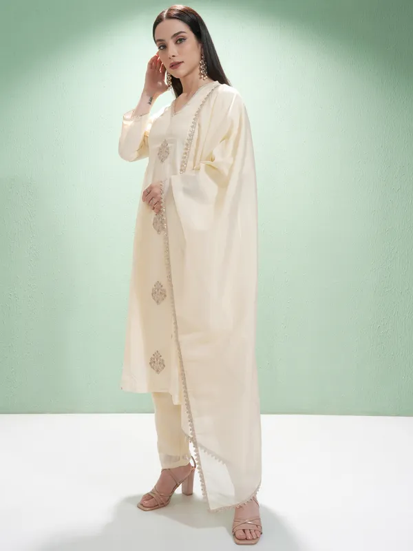 Women Kurta With Trousers & Dupatta