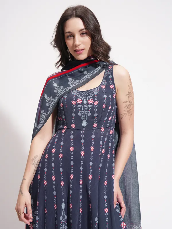 Women Kurta With Trouser And Dupatta