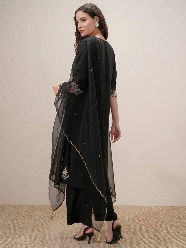 Women Kurta With Trouser And Dupatta