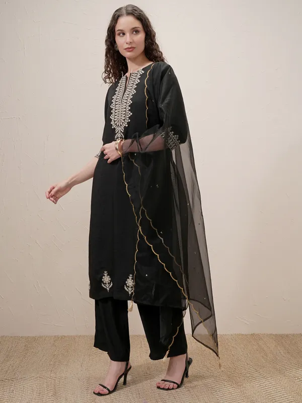 Women Kurta With Trouser And Dupatta