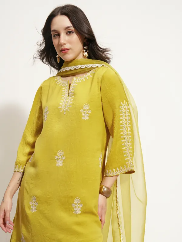 Women Kurta With Trouser And Dupatta