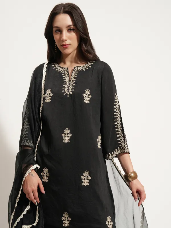 Women Kurta With Trouser And Dupatta