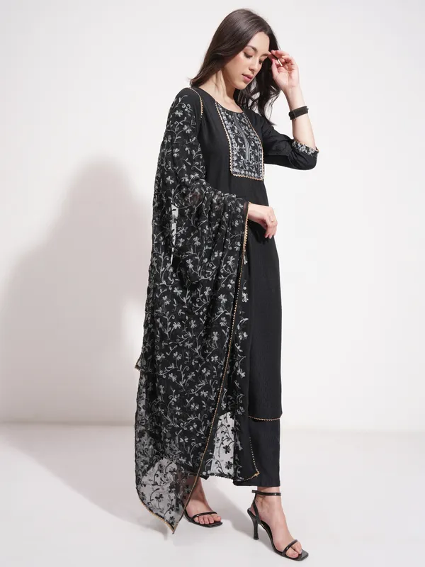 Women Kurta With Trouser And Dupatta