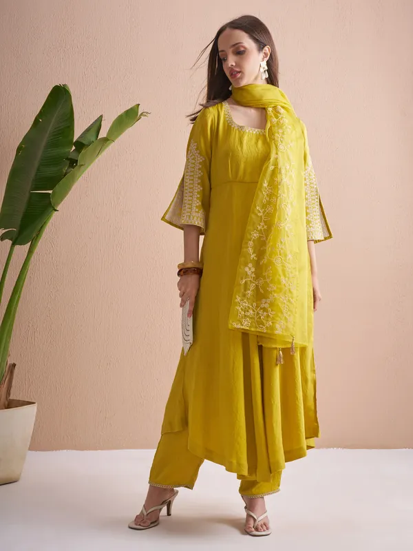Women Kurta With Trouser And Dupatta