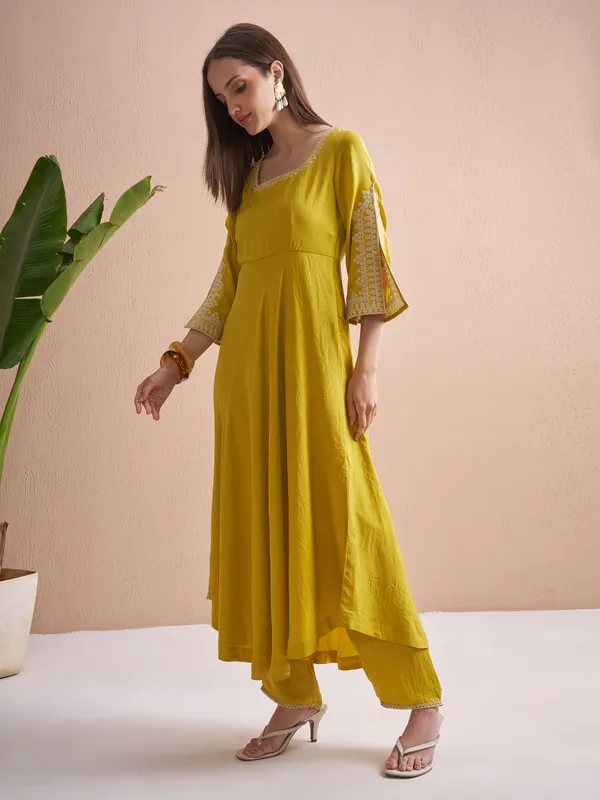 Women Kurta With Trouser And Dupatta
