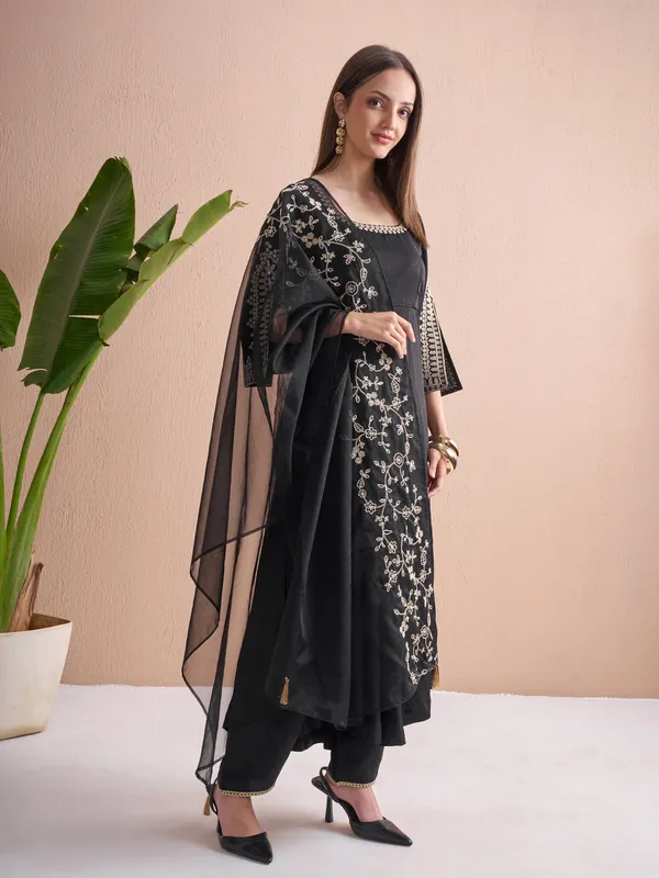 Women Kurta With Trouser And Dupatta