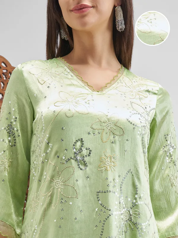 Vishudh Women Green Embroidered Kurta And Trousers