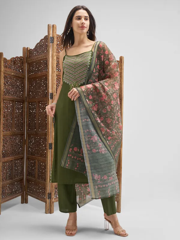 Vishudh Women Green Embroidered Kurta And Trousers With Dupatta